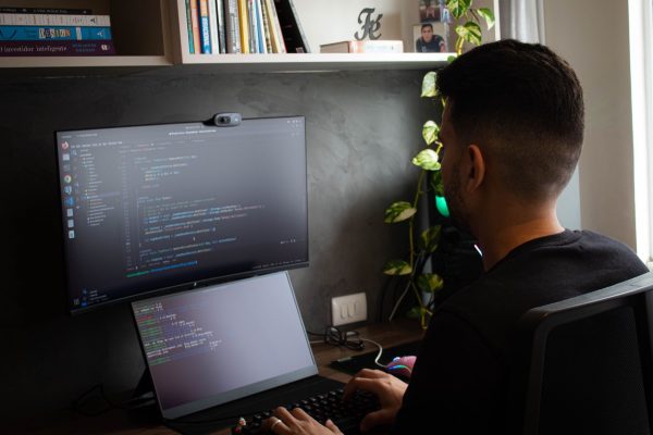 Best Webcams for Remote Developers 2026: Logitech Brio vs Elgato Facecam vs Insta360 Link